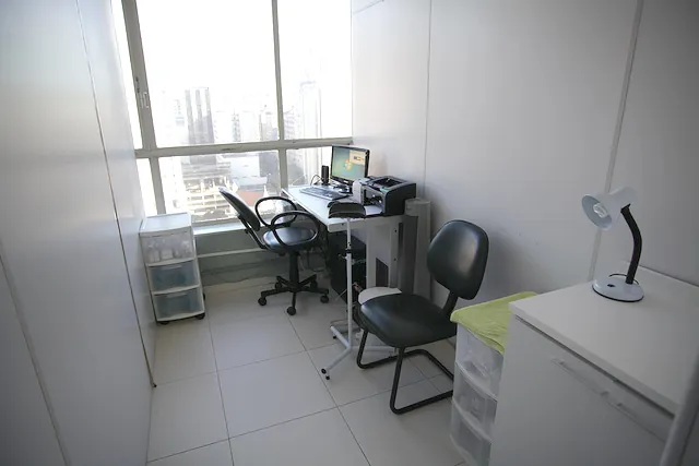 Sala de espirometria com vista da cidade